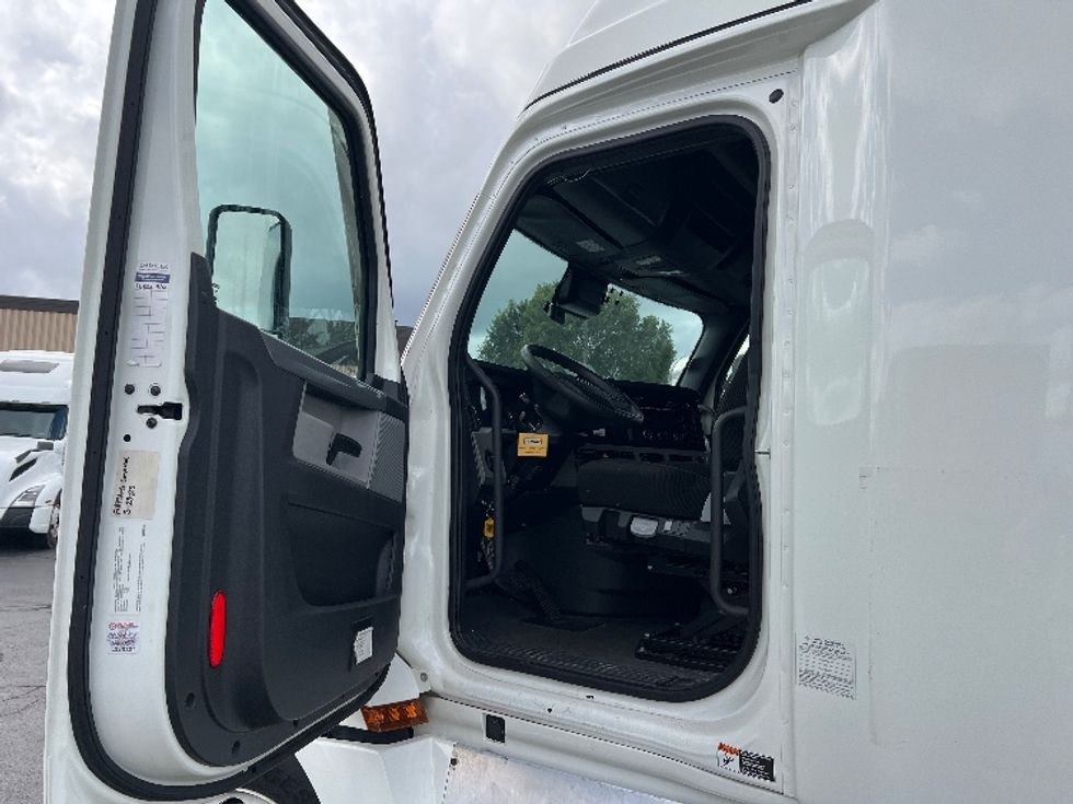 Sleeper Tractor-Heavy Duty Tractors-Freightliner-2022-T12664ST-Sturtevant-WI-459,698\n\t\tmiles-$ 72,250 - Image 9