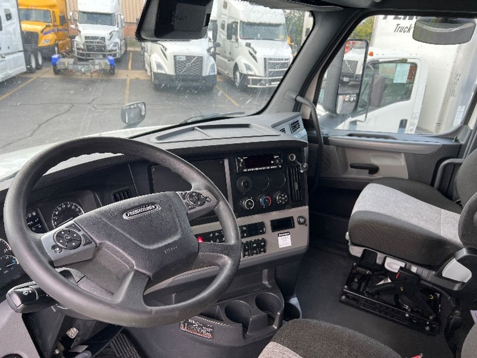 Sleeper Tractor-Heavy Duty Tractors-Freightliner-2022-T12664ST-Sturtevant-WI-491,895\n\t\tmiles-$ 70,750 - Image 10