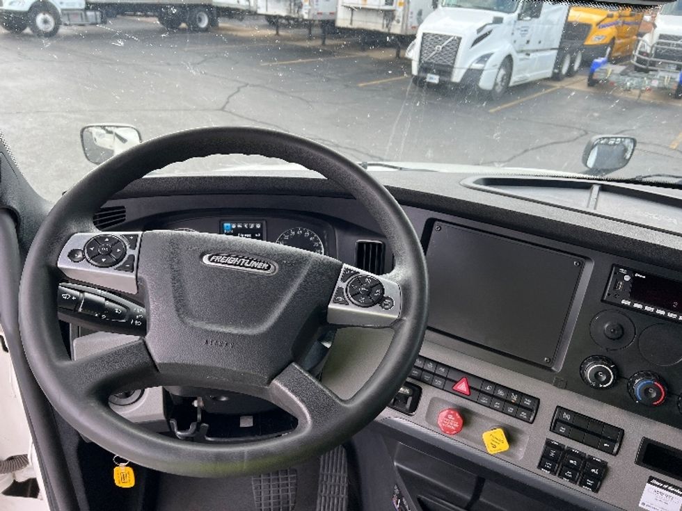 Sleeper Tractor-Heavy Duty Tractors-Freightliner-2022-T12664ST-Sturtevant-WI-491,895\n\t\tmiles-$ 70,750 - Image 11