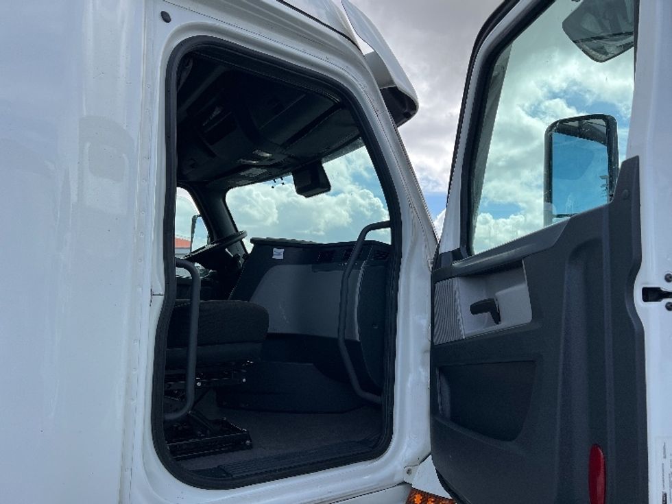 Sleeper Tractor-Heavy Duty Tractors-Freightliner-2022-T12664ST-Sturtevant-WI-491,895\n\t\tmiles-$ 70,750 - Image 13