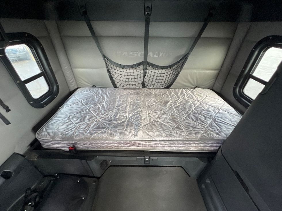 Sleeper Tractor-Heavy Duty Tractors-Freightliner-2022-T12664ST-Sturtevant-WI-491,895\n\t\tmiles-$ 70,750 - Image 16