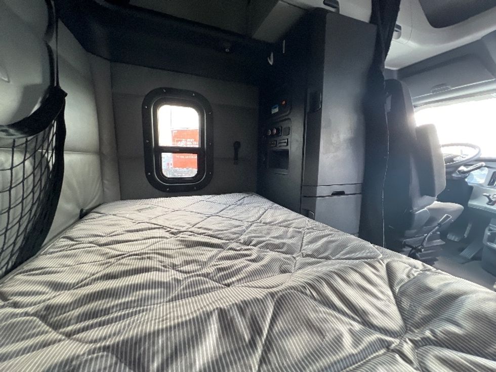 Sleeper Tractor-Heavy Duty Tractors-Freightliner-2022-T12664ST-Sturtevant-WI-491,895\n\t\tmiles-$ 70,750 - Image 18