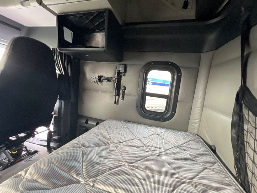 Sleeper Tractor-Heavy Duty Tractors-Freightliner-2022-T12664ST-Sturtevant-WI-491,895\n\t\tmiles-$ 70,750 - Image 19