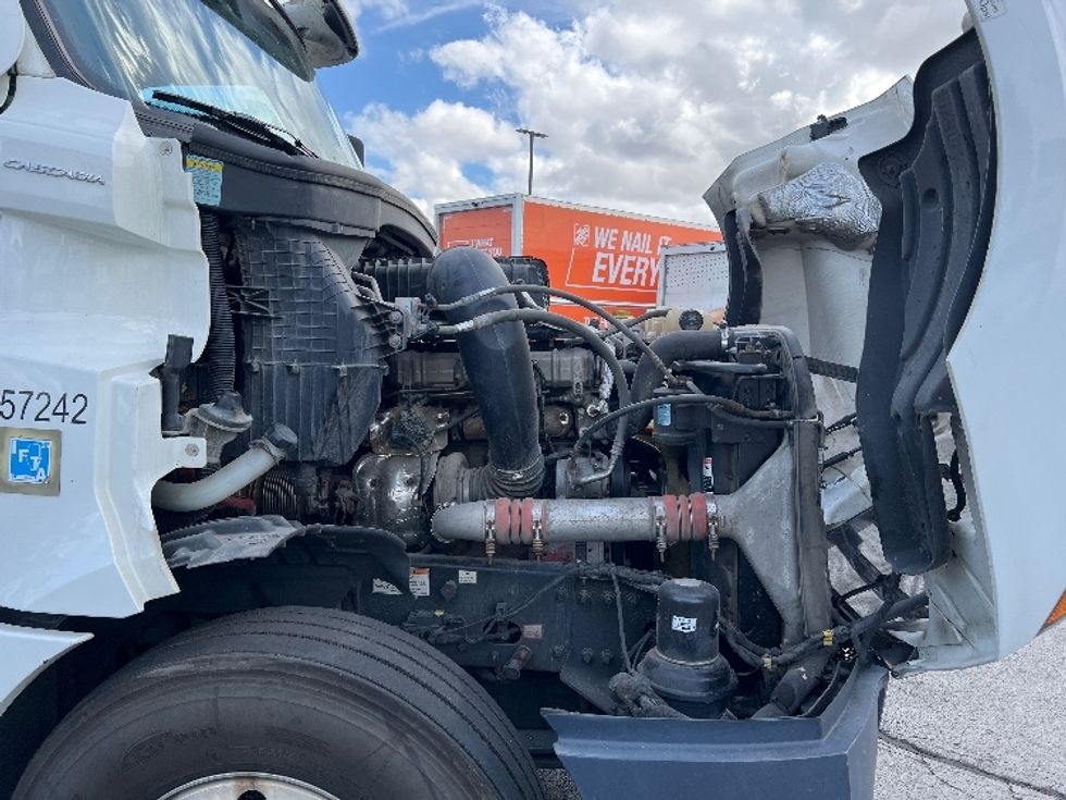 Sleeper Tractor-Heavy Duty Tractors-Freightliner-2022-T12664ST-Sturtevant-WI-491,895\n\t\tmiles-$ 70,750 - Image 20