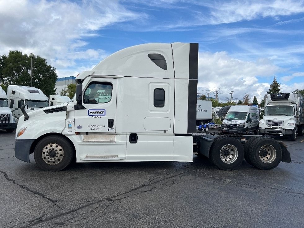 Sleeper Tractor-Heavy Duty Tractors-Freightliner-2022-T12664ST-Sturtevant-WI-491,895\n\t\tmiles-$ 70,750 - Image 4