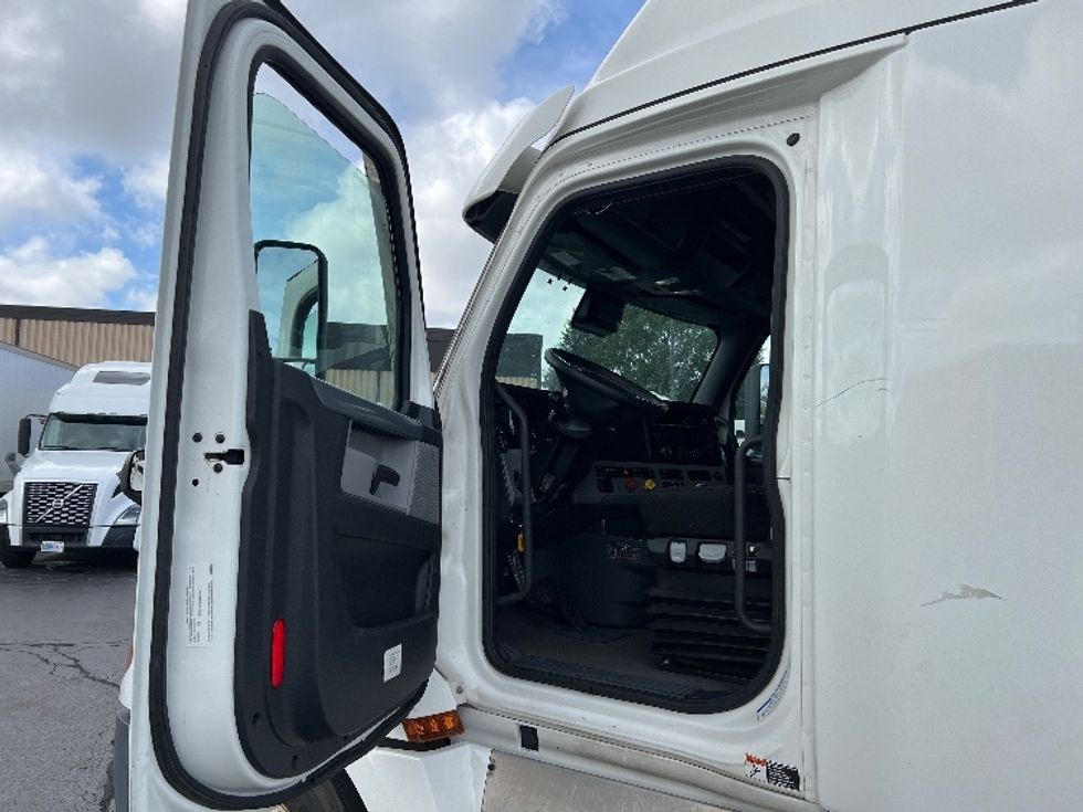 Sleeper Tractor-Heavy Duty Tractors-Freightliner-2022-T12664ST-Sturtevant-WI-491,895\n\t\tmiles-$ 70,750 - Image 9