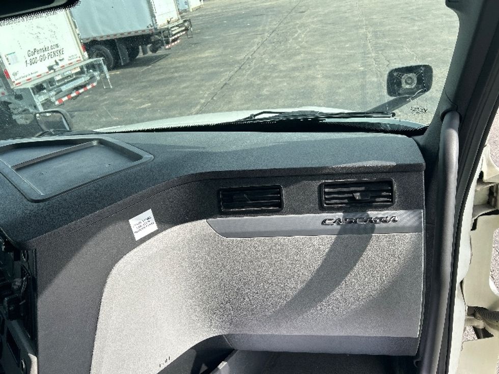 Sleeper Tractor-Heavy Duty Tractors-Freightliner-2022-T12664ST-Sturtevant-WI-494,875\n\t\tmiles-$ 68,250 - Image 12