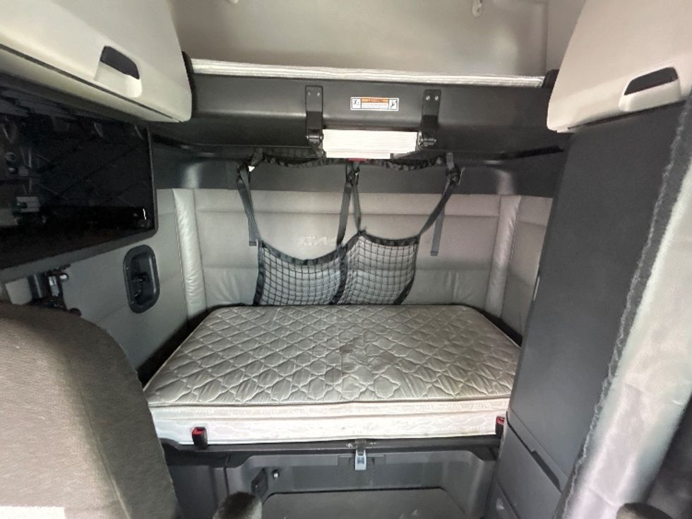 Sleeper Tractor-Heavy Duty Tractors-Freightliner-2022-T12664ST-Sturtevant-WI-494,875\n\t\tmiles-$ 68,250 - Image 14