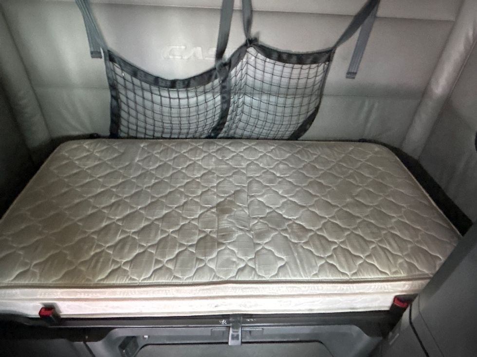 Sleeper Tractor-Heavy Duty Tractors-Freightliner-2022-T12664ST-Sturtevant-WI-494,875\n\t\tmiles-$ 68,250 - Image 15