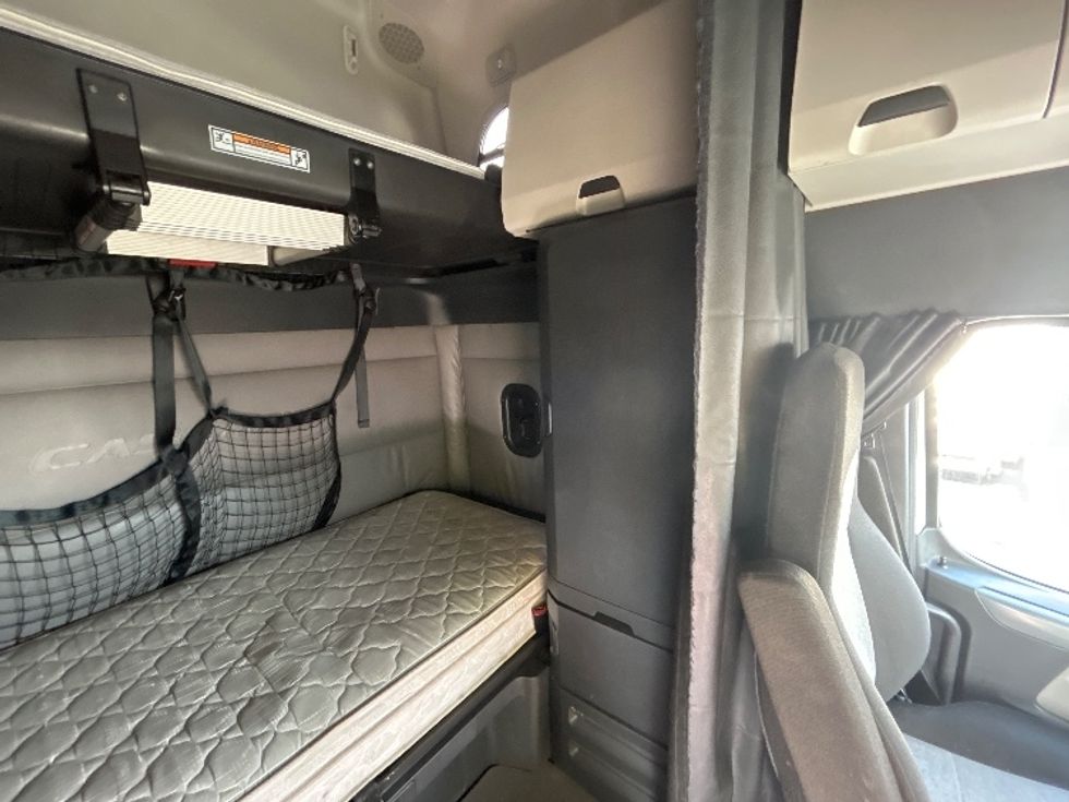 Sleeper Tractor-Heavy Duty Tractors-Freightliner-2022-T12664ST-Sturtevant-WI-494,875\n\t\tmiles-$ 68,250 - Image 16