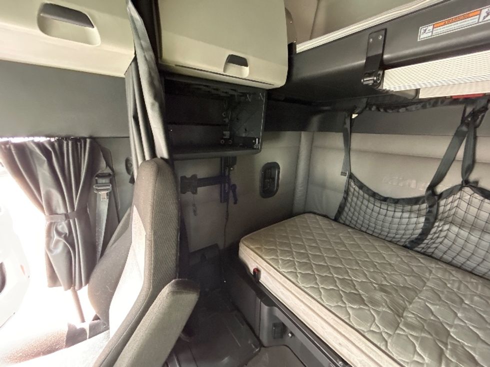 Sleeper Tractor-Heavy Duty Tractors-Freightliner-2022-T12664ST-Sturtevant-WI-494,875\n\t\tmiles-$ 68,250 - Image 17