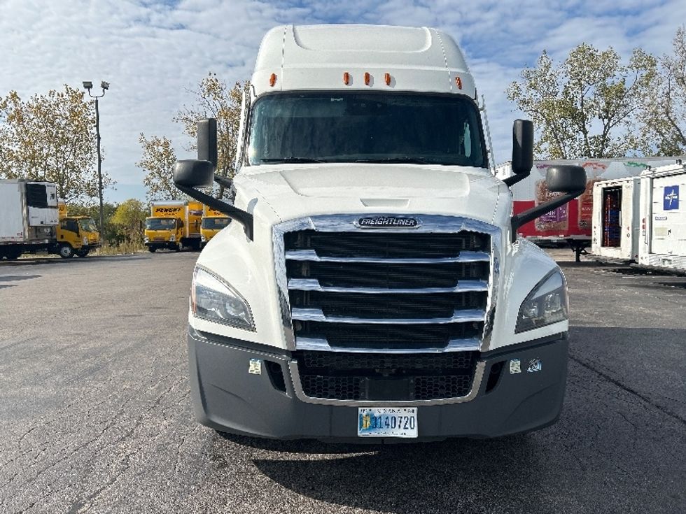 Sleeper Tractor-Heavy Duty Tractors-Freightliner-2022-T12664ST-Sturtevant-WI-494,875\n\t\tmiles-$ 68,250 - Image 2