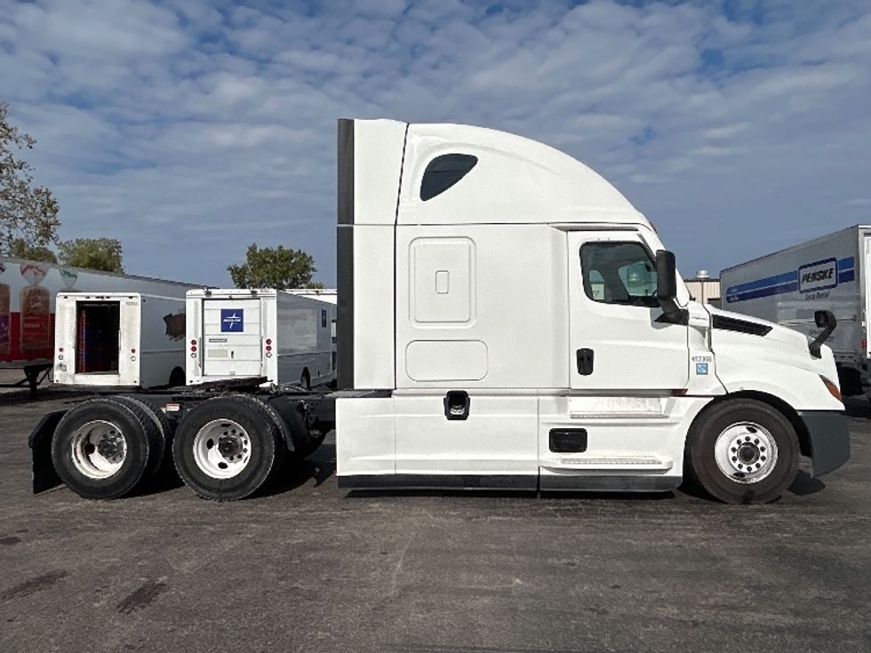 Sleeper Tractor-Heavy Duty Tractors-Freightliner-2022-T12664ST-Sturtevant-WI-494,875\n\t\tmiles-$ 68,250 - Image 7