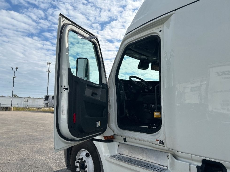 Sleeper Tractor-Heavy Duty Tractors-Freightliner-2022-T12664ST-Sturtevant-WI-494,875\n\t\tmiles-$ 68,250 - Image 8