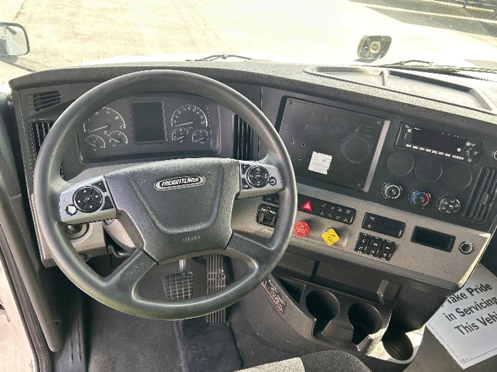 Sleeper Tractor-Heavy Duty Tractors-Freightliner-2022-T12664ST-Sturtevant-WI-494,875\n\t\tmiles-$ 68,250 - Image 9