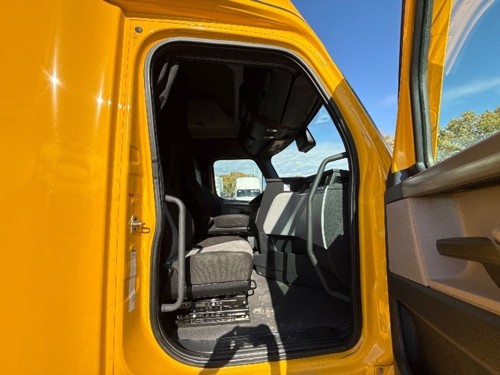 Sleeper Tractor-Heavy Duty Tractors-Freightliner-2022-T12664ST-Sturtevant-WI-503,156\n\t\tmiles-$ 63,250 - Image 13