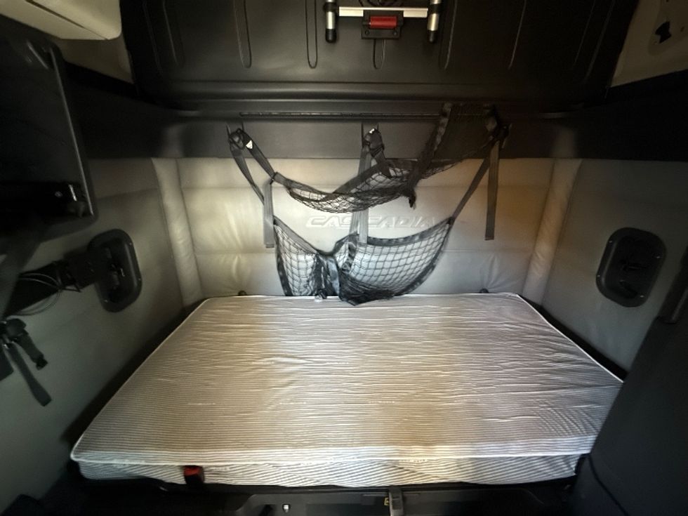 Sleeper Tractor-Heavy Duty Tractors-Freightliner-2022-T12664ST-Sturtevant-WI-503,156\n\t\tmiles-$ 63,250 - Image 16