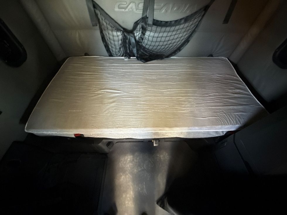 Sleeper Tractor-Heavy Duty Tractors-Freightliner-2022-T12664ST-Sturtevant-WI-503,156\n\t\tmiles-$ 63,250 - Image 17