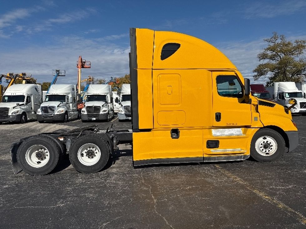 Sleeper Tractor-Heavy Duty Tractors-Freightliner-2022-T12664ST-Sturtevant-WI-503,156\n\t\tmiles-$ 63,250 - Image 8