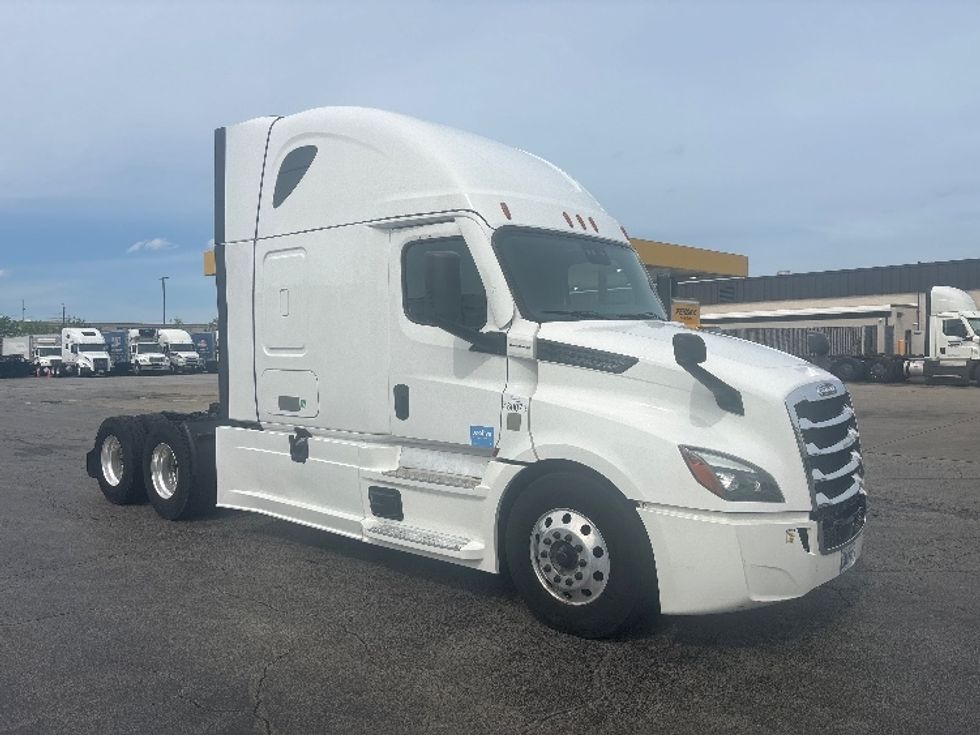 Sleeper Tractor-Heavy Duty Tractors-Freightliner-2022-T12664ST-Sturtevant-WI-539,756\n\t\tmiles-$ 67,000 - Image 1