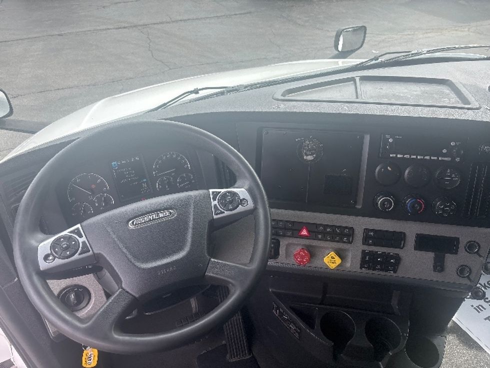 Sleeper Tractor-Heavy Duty Tractors-Freightliner-2022-T12664ST-Sturtevant-WI-539,756\n\t\tmiles-$ 67,000 - Image 11