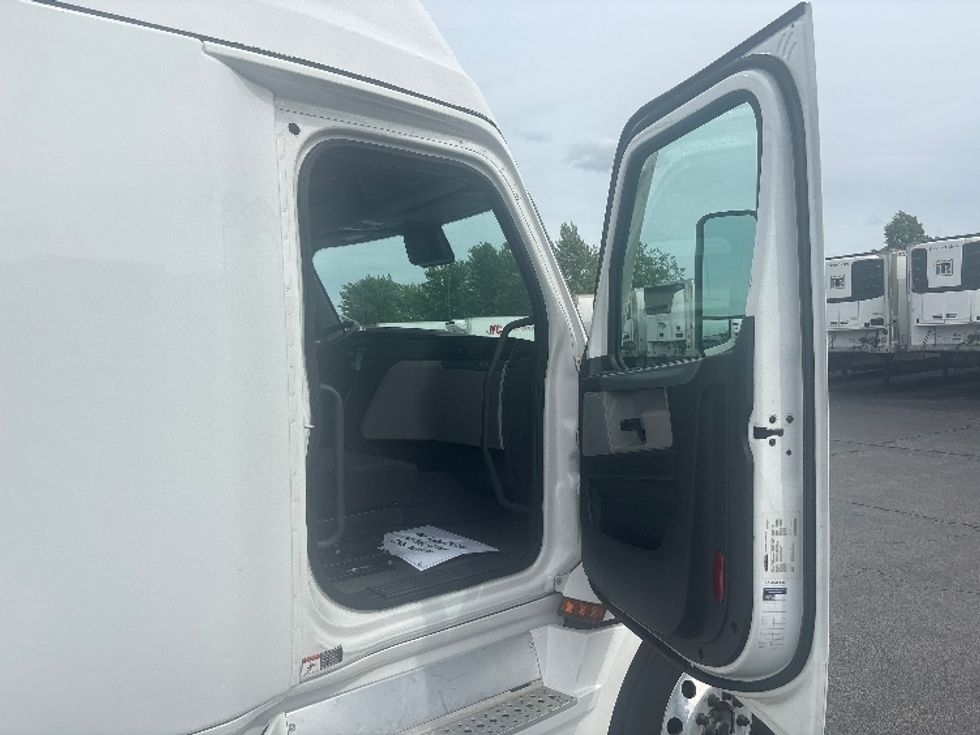Sleeper Tractor-Heavy Duty Tractors-Freightliner-2022-T12664ST-Sturtevant-WI-539,756\n\t\tmiles-$ 67,000 - Image 13