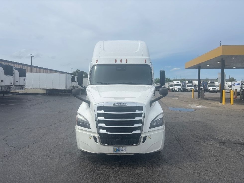Sleeper Tractor-Heavy Duty Tractors-Freightliner-2022-T12664ST-Sturtevant-WI-539,756\n\t\tmiles-$ 67,000 - Image 2