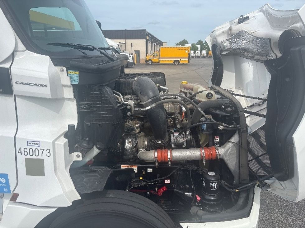 Sleeper Tractor-Heavy Duty Tractors-Freightliner-2022-T12664ST-Sturtevant-WI-539,756\n\t\tmiles-$ 67,000 - Image 20