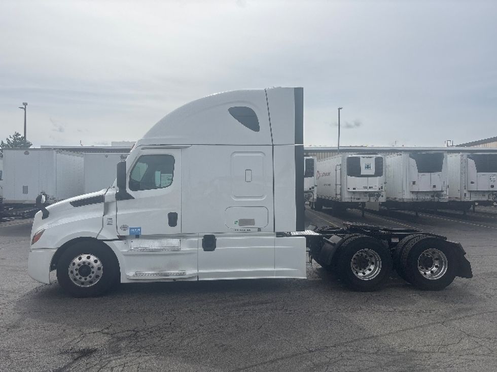 Sleeper Tractor-Heavy Duty Tractors-Freightliner-2022-T12664ST-Sturtevant-WI-539,756\n\t\tmiles-$ 67,000 - Image 4