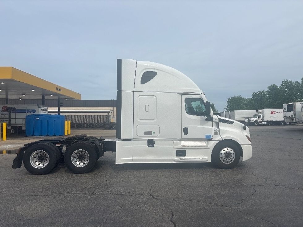 Sleeper Tractor-Heavy Duty Tractors-Freightliner-2022-T12664ST-Sturtevant-WI-539,756\n\t\tmiles-$ 67,000 - Image 8