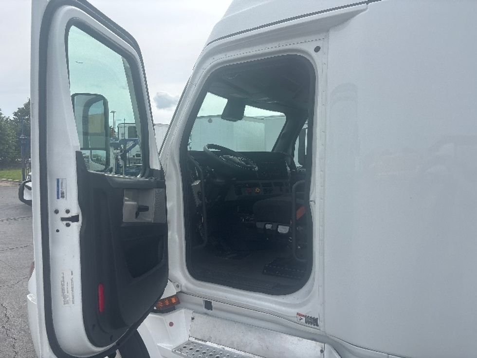 Sleeper Tractor-Heavy Duty Tractors-Freightliner-2022-T12664ST-Sturtevant-WI-539,756\n\t\tmiles-$ 67,000 - Image 9