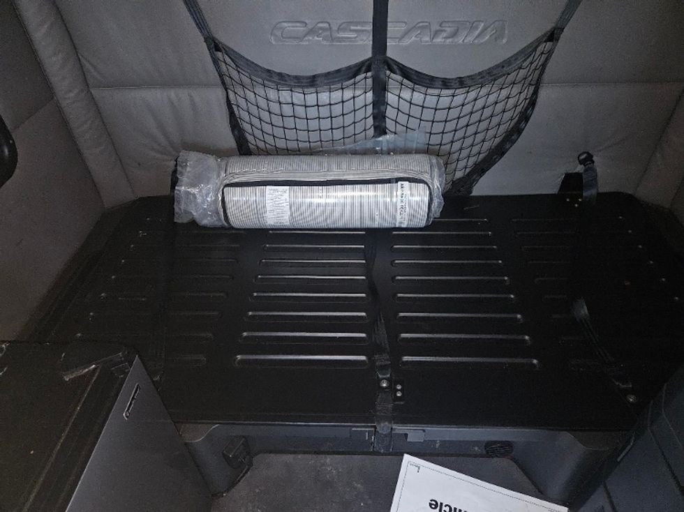 Sleeper Tractor-Heavy Duty Tractors-Freightliner-2022-T12664ST-Sturtevant-WI-540,659\n\t\tmiles-$ 60,500 - Image 16