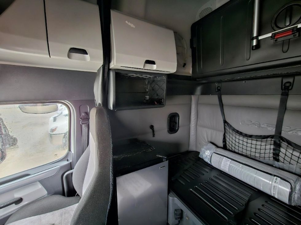 Sleeper Tractor-Heavy Duty Tractors-Freightliner-2022-T12664ST-Sturtevant-WI-540,659\n\t\tmiles-$ 60,500 - Image 17