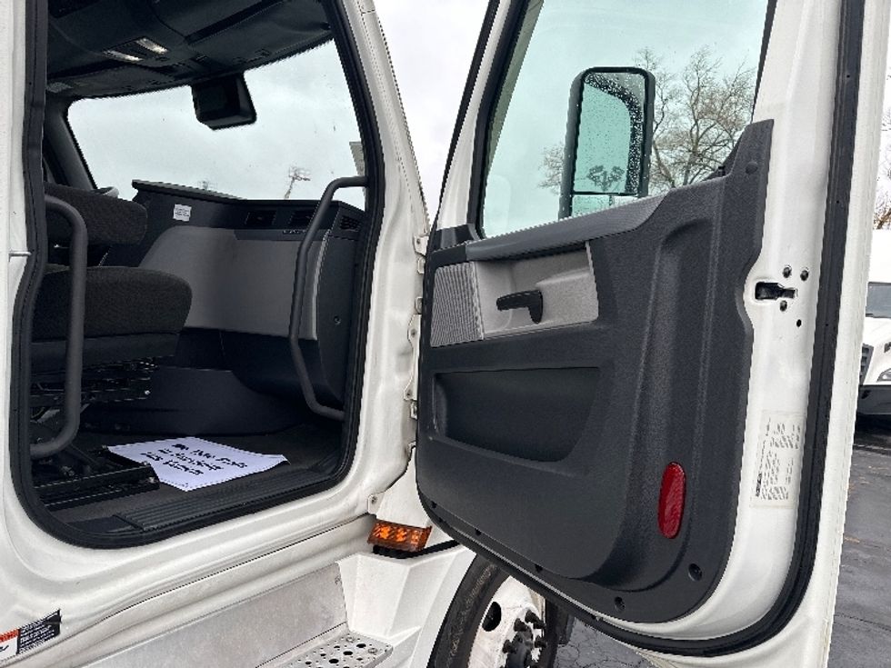 Sleeper Tractor-Heavy Duty Tractors-Freightliner-2022-T12664ST-Sturtevant-WI-542,294\n\t\tmiles-$ 63,750 - Image 13