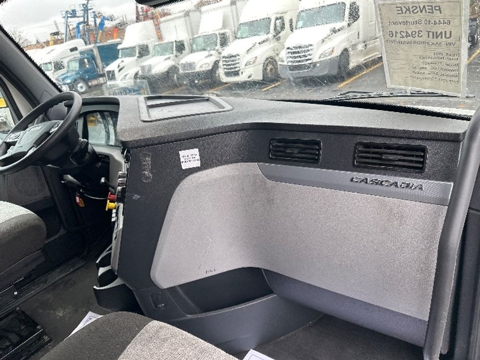 Sleeper Tractor-Heavy Duty Tractors-Freightliner-2022-T12664ST-Sturtevant-WI-542,294\n\t\tmiles-$ 63,750 - Image 14