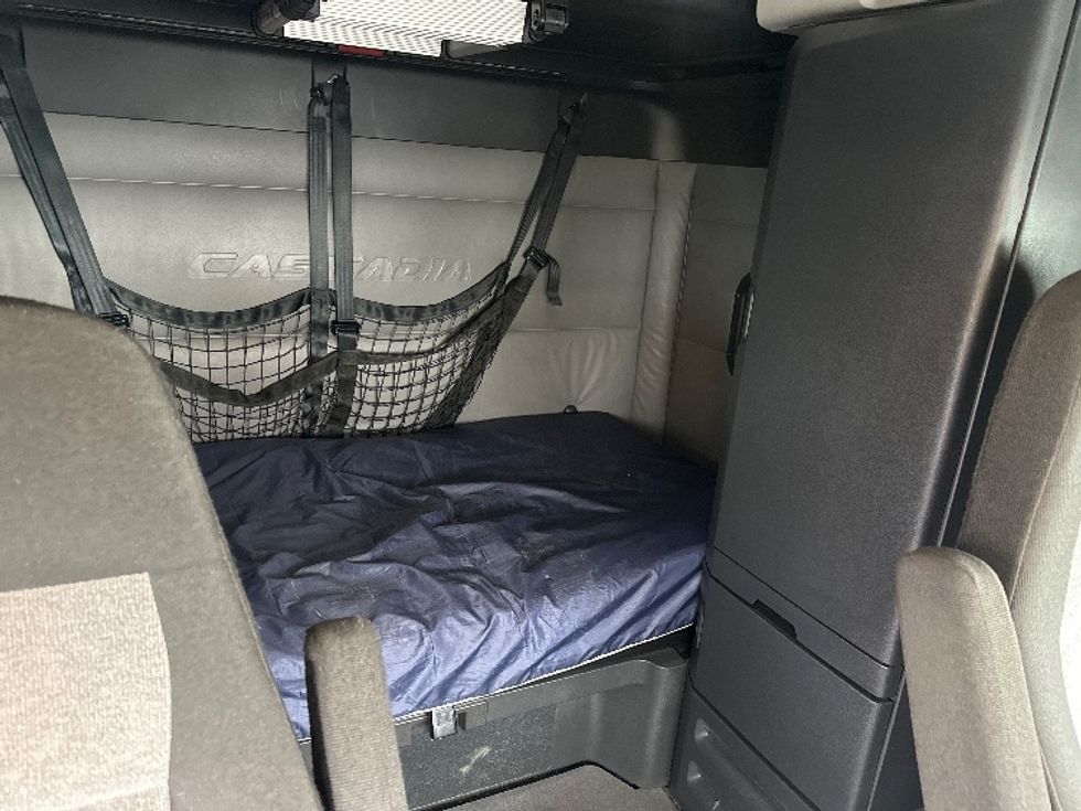 Sleeper Tractor-Heavy Duty Tractors-Freightliner-2022-T12664ST-Sturtevant-WI-542,294\n\t\tmiles-$ 63,750 - Image 16