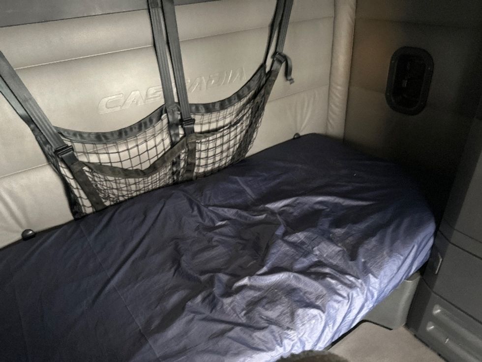 Sleeper Tractor-Heavy Duty Tractors-Freightliner-2022-T12664ST-Sturtevant-WI-542,294\n\t\tmiles-$ 63,750 - Image 17