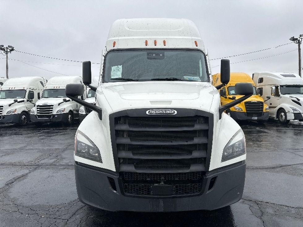 2022 Freightliner Cascadia 126" Sleeper Cab photo 2