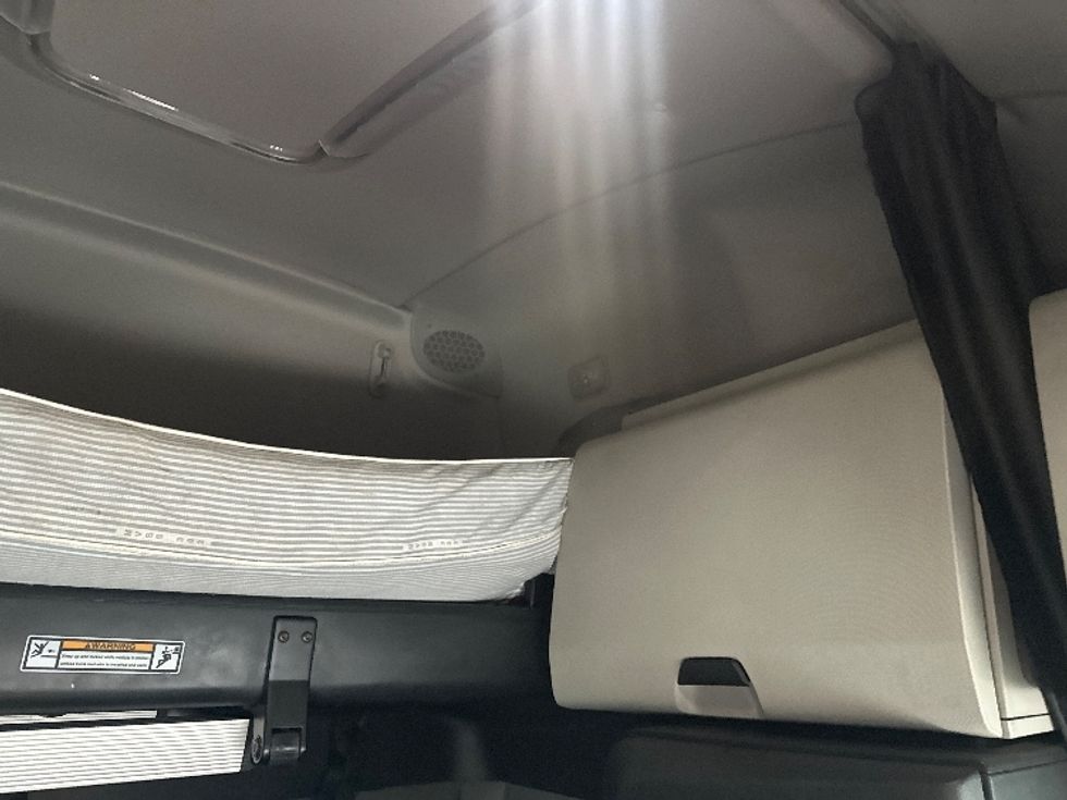 Sleeper Tractor-Heavy Duty Tractors-Freightliner-2022-T12664ST-Sturtevant-WI-542,294\n\t\tmiles-$ 63,750 - Image 24