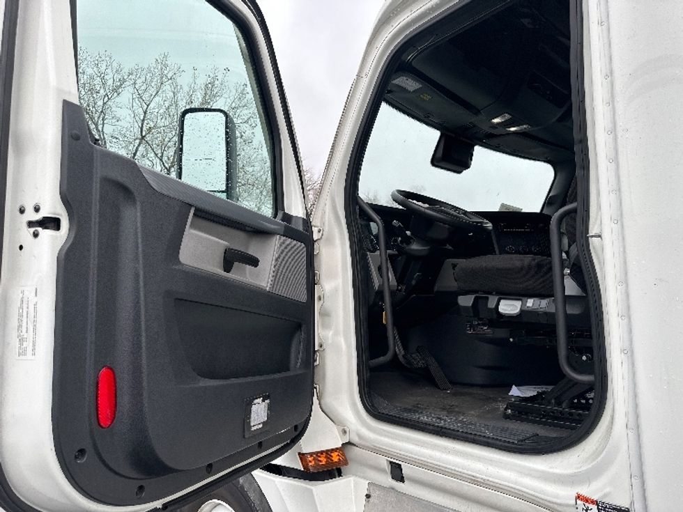 Sleeper Tractor-Heavy Duty Tractors-Freightliner-2022-T12664ST-Sturtevant-WI-542,294\n\t\tmiles-$ 63,750 - Image 9