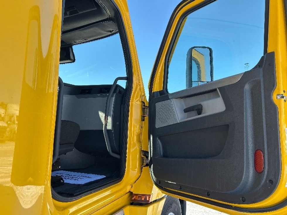 Sleeper Tractor-Heavy Duty Tractors-Freightliner-2022-T12664ST-Sturtevant-WI-558,259\n\t\tmiles-$ 55,250 - Image 13