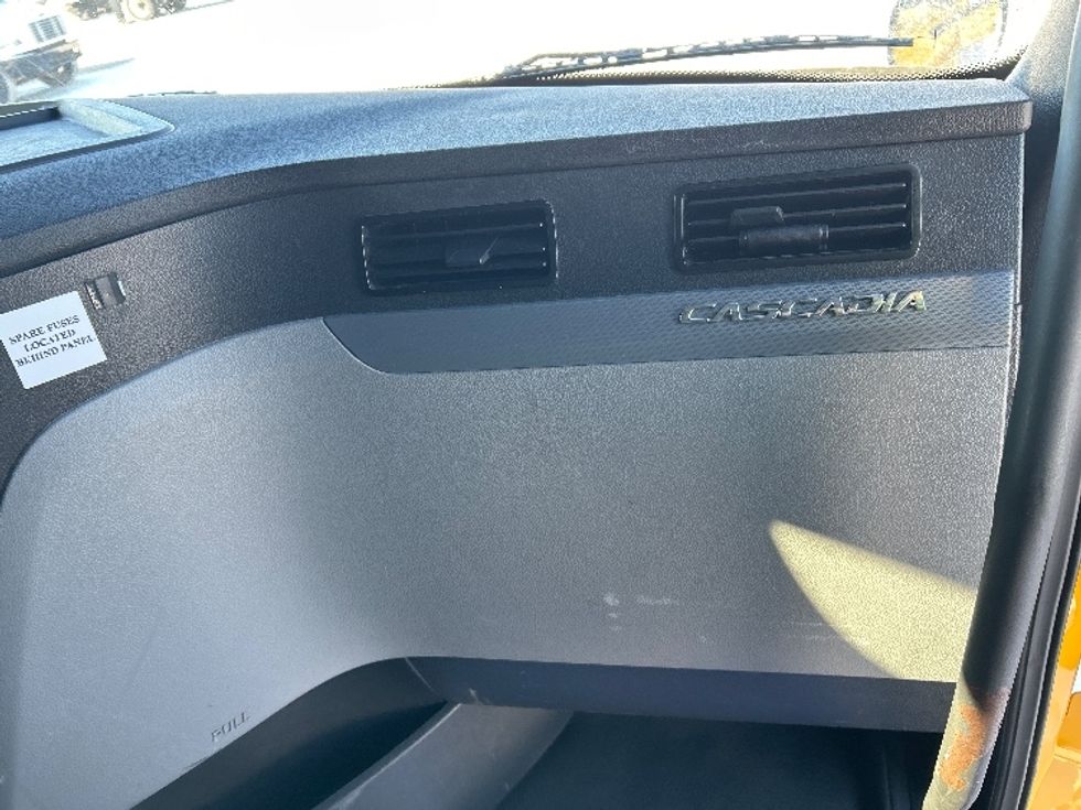 Sleeper Tractor-Heavy Duty Tractors-Freightliner-2022-T12664ST-Sturtevant-WI-558,259\n\t\tmiles-$ 55,250 - Image 14