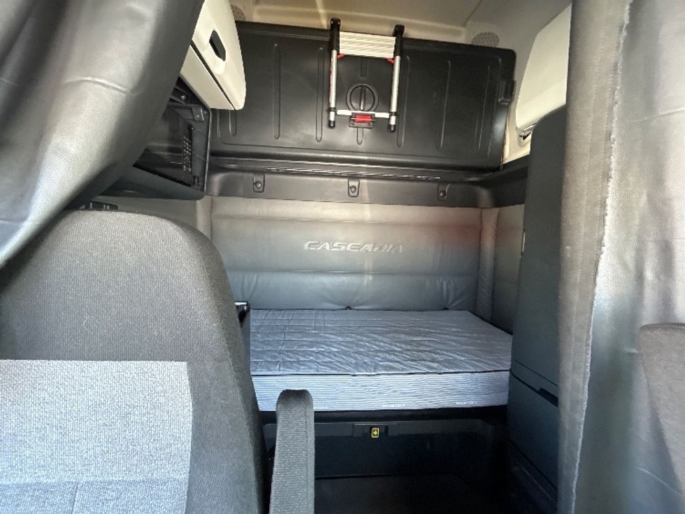 Sleeper Tractor-Heavy Duty Tractors-Freightliner-2022-T12664ST-Sturtevant-WI-558,259\n\t\tmiles-$ 55,250 - Image 16