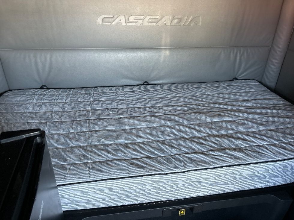 Sleeper Tractor-Heavy Duty Tractors-Freightliner-2022-T12664ST-Sturtevant-WI-558,259\n\t\tmiles-$ 55,250 - Image 17