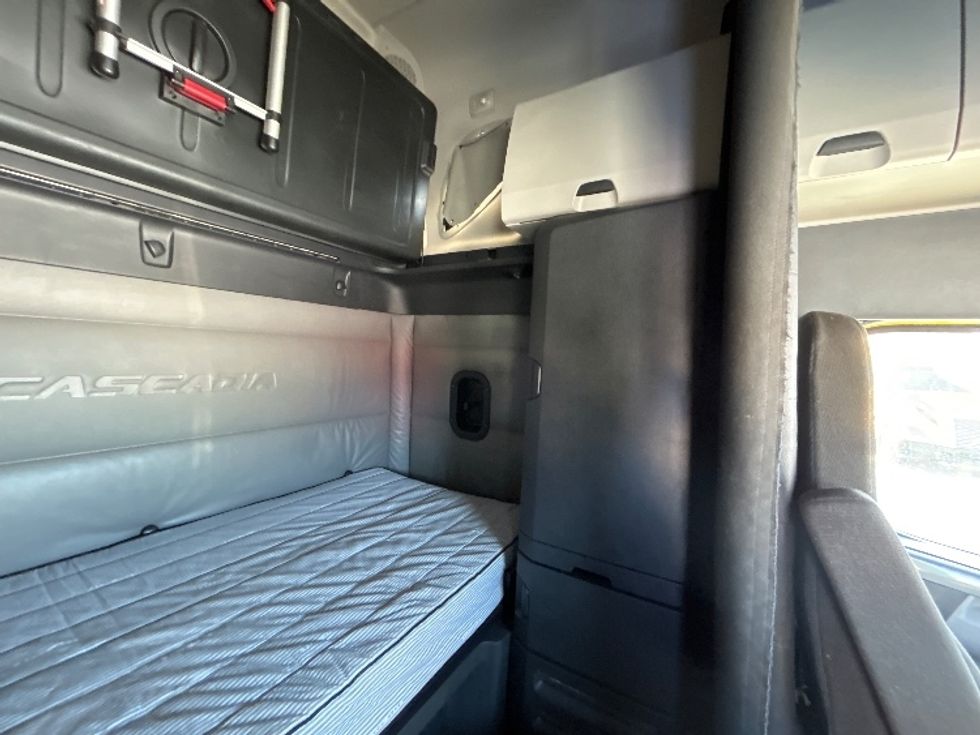 Sleeper Tractor-Heavy Duty Tractors-Freightliner-2022-T12664ST-Sturtevant-WI-558,259\n\t\tmiles-$ 55,250 - Image 18