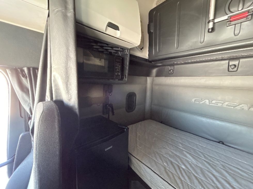 Sleeper Tractor-Heavy Duty Tractors-Freightliner-2022-T12664ST-Sturtevant-WI-558,259\n\t\tmiles-$ 55,250 - Image 19