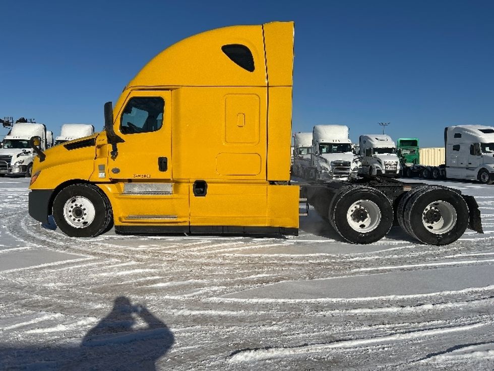 Sleeper Tractor-Heavy Duty Tractors-Freightliner-2022-T12664ST-Sturtevant-WI-558,259\n\t\tmiles-$ 55,250 - Image 4