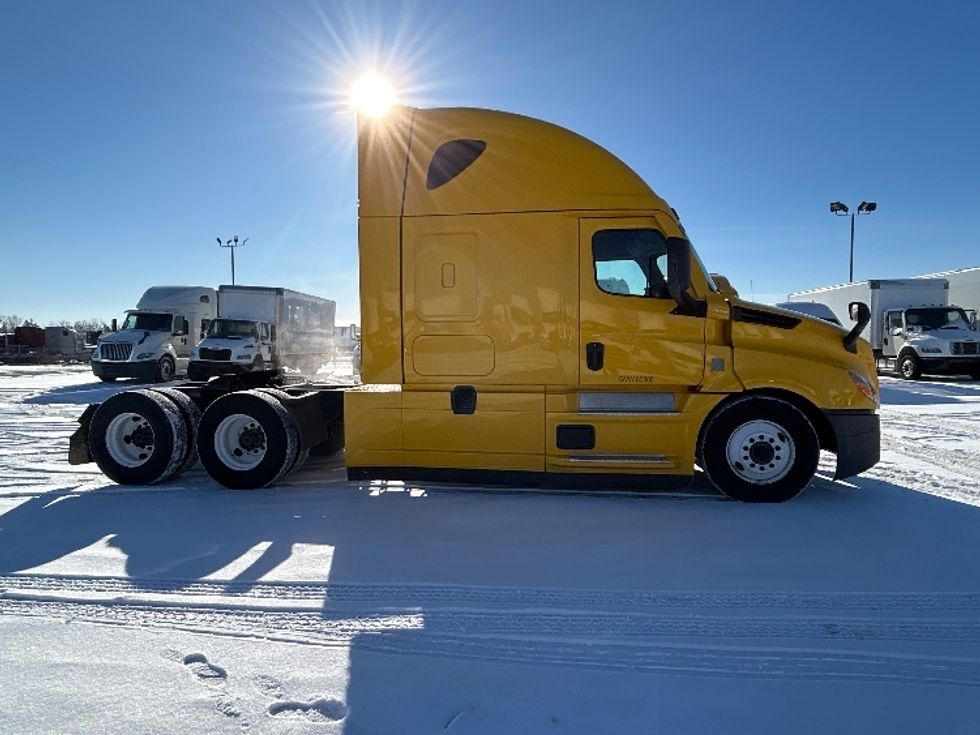 Sleeper Tractor-Heavy Duty Tractors-Freightliner-2022-T12664ST-Sturtevant-WI-558,259\n\t\tmiles-$ 55,250 - Image 8
