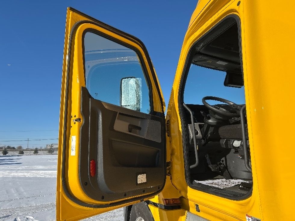 Sleeper Tractor-Heavy Duty Tractors-Freightliner-2022-T12664ST-Sturtevant-WI-558,259\n\t\tmiles-$ 55,250 - Image 9