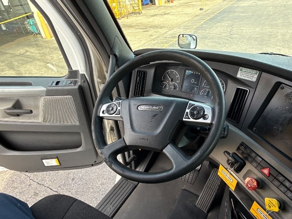 Sleeper Tractor-Heavy Duty Tractors-Freightliner-2022-T12664ST-Sturtevant-WI-576,376\n\t\tmiles-$ 62,750 - Image 11